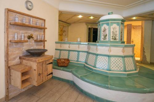 巴特欣德朗Hotel Alpengasthof Löwen的客房内的盥洗盆浴室