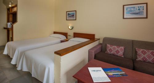 阿德耶亚特兰蒂斯霍维马酒店的酒店客房,设有两张床和一张沙发
