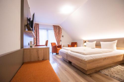 奥佩瑙布鲁姆旅馆的一间卧室配有一张大床和橙色色调
