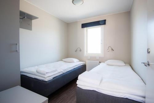 RosersbergLand-Inn Motel的小型客房 - 带2张床和窗户