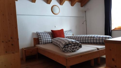 InnerferreraGasthaus Alpenrose的客房内的沙发上配有枕头