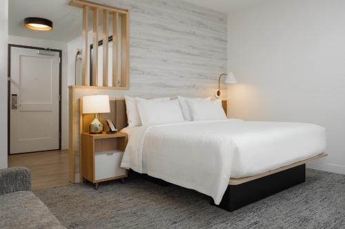 查塔努加TownePlace Suites by Marriott Chattanooga South, East Ridge的卧室配有一张白色大床和一把椅子
