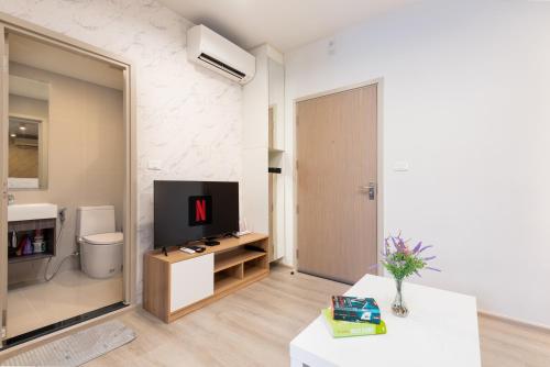 Ban Bang PhlatNEW-Luxury 1BR Apartment Riverview-Netflix-MRT Sleeping couch的一间带电视和沙发的客厅
