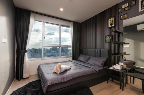 Ban Bang PhlatNEW-Luxury 1BR Apartment Riverview-Netflix-MRT Sleeping couch的一间卧室设有一张床和一个大窗户