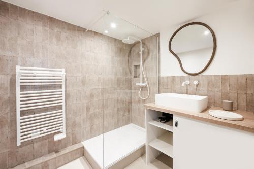 巴黎Noble Suites的带淋浴、盥洗盆和镜子的浴室