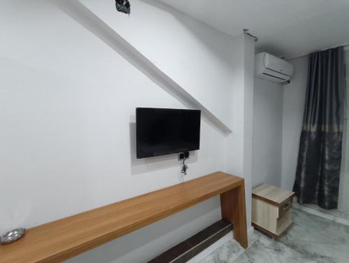 Midyatdara otel的墙上配有平面电视的房间