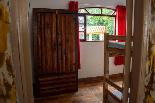 阿拉萨里瓜马Chacára Familia Buscapé Oliveira的通往带双层床的客房的门