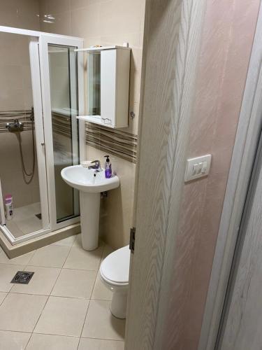 尼克希奇Impressive Apartment的浴室配有卫生间、盥洗盆和淋浴。