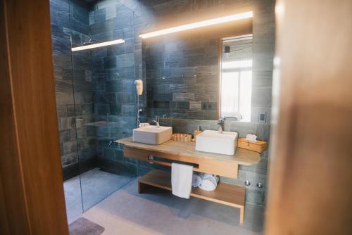 巴尔内阿里奥坎布宜诺斯艾利斯La MaSia的浴室设有2个水槽和镜子