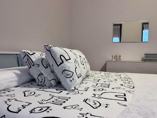 卡萨莱蒙费拉托Casa Piemont的一张配有黑白床单和枕头的床