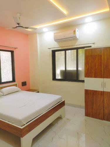 纳威孟买SAHIL STAY Inn的卧室配有一张床和空调