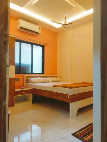 纳威孟买SAHIL STAY Inn的一间卧室设有两张床和窗户。