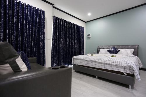 Ban Nai RaiMB House的一间卧室配有床、椅子和窗帘