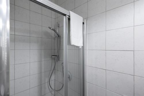 米兰Moderno Appartamento a 2 minuti dalla Metro的带淋浴的浴室和玻璃门