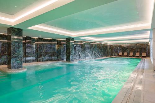 布克维Tavel Hotel & SPA的蓝色水中的酒店的游泳池