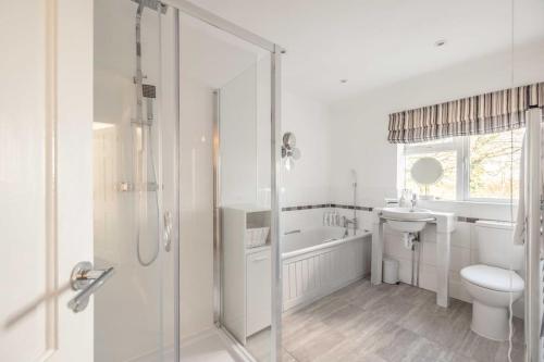 布雷5 Bedroom Home Close to Windsor, Legoland, Ascot的带淋浴、卫生间和盥洗盆的浴室