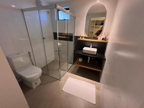 费尔南多 - 迪诺罗尼亚Nari Guest Room的一间带卫生间、水槽和镜子的浴室