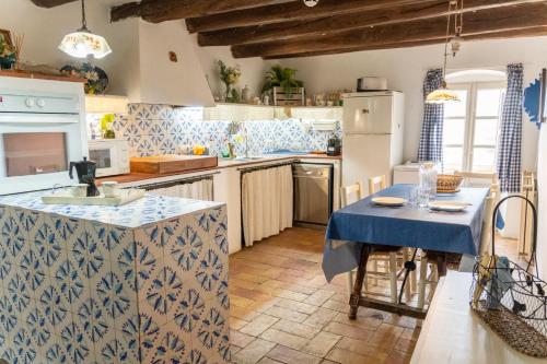 克鲁尔雷斯Mas Gran de Cruïlles - Mas Rural - Hotel & Events的厨房的柜台铺有蓝色和白色的瓷砖