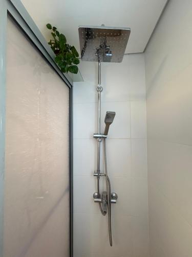 梅塞德斯Apartamento céntrico con garage的带淋浴的浴室,带玻璃门