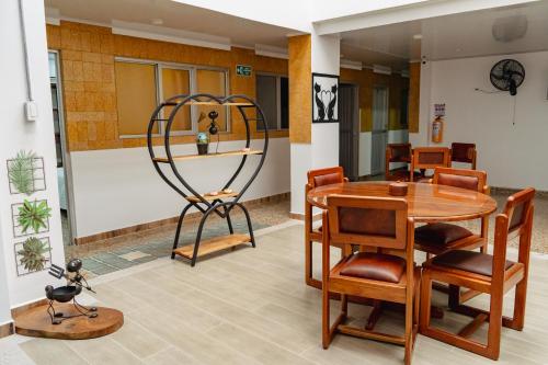 拉多拉达HOTEL GANADERO的一间设有桌椅和金属雕塑的房间