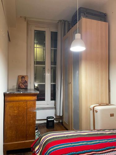 巴黎One-Bedroom Apartment by the Eiffel Tower: your home in the heart of Paris的一间卧室配有一张床、一个梳妆台和一扇窗户。
