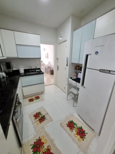 里约热内卢Quarto confortavel privativo Copacabana的厨房配有白色橱柜和白色冰箱。