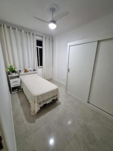 里约热内卢Quarto confortavel privativo Copacabana的白色卧室设有床和大镜子