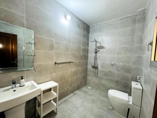 达喀尔Maison fonctionnelle idéalement située à Dakar的一间带卫生间和水槽的浴室