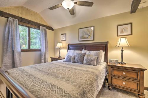 安卡斯维尔Private Guest House with Deck and Spectacular Views!的一间卧室配有一张床、两盏灯和一个窗户。