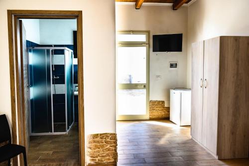 托雷拉皮罗Risa Apulia的一间设有玻璃门的客房,可通往厨房