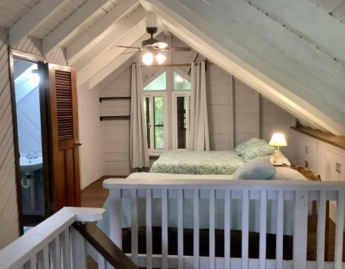 桑迪湾Patti's Paradise的一间卧室设有一张床和一个窗口