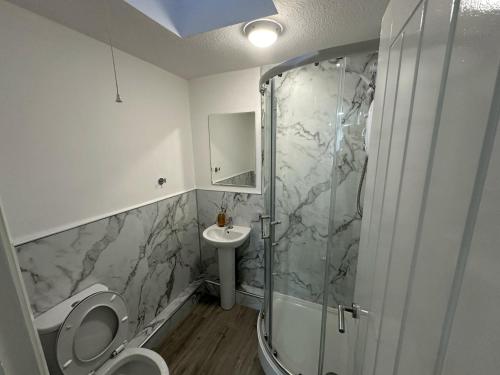 伯明翰Beautiful 2-Bed Apartment in Birmingham的带淋浴、卫生间和盥洗盆的浴室