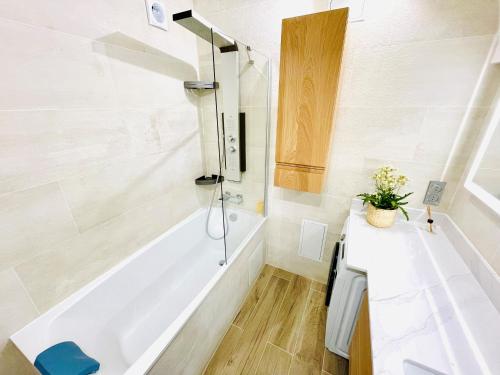 万塞讷L'élégant ~ T3 Lumineux et Moderne ~ Centre-ville的浴室配有白色浴缸和水槽