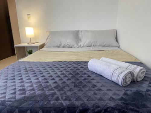 马尼萨莱斯comoda casa para descansar的铺在地板上的带两条毛巾的床