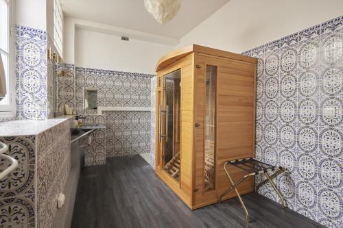 马恩河畔埃索姆玛乔莲城堡酒店的浴室设有蓝色和白色瓷砖淋浴。