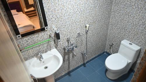 SonāmuraHotel Maisha International的一间带水槽、卫生间和镜子的浴室