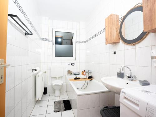 杜伊斯堡SR24 - Space mit Terrasse in Duisburg的白色的浴室设有水槽和卫生间。