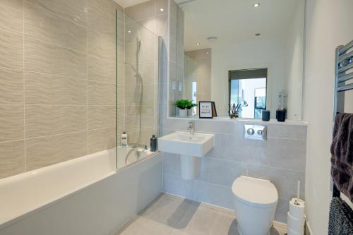 斯蒂夫尼奇Stevenage Luxury 1 Bed Apartment Sleeps 4 WIFI Free Parking Secure by JM Short Lets的浴室配有卫生间、盥洗盆和淋浴。