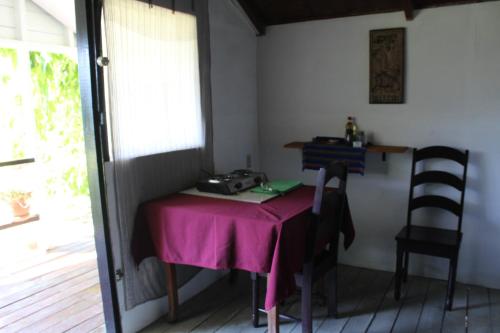 圣伊格纳西奥Nabitunich的一张小桌子,上面有粉红色的桌布