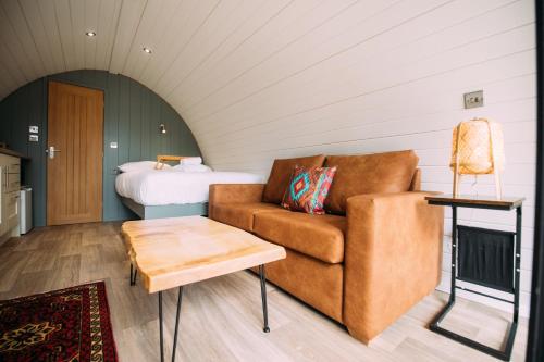 CarryduffLet's Go Hydro Resort & Spa的客厅配有沙发和1张床