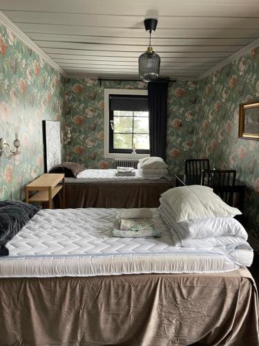 SöråkerVilla Lyckan的一间卧室设有两张床和窗户。