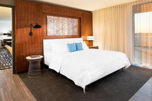 奥克布鲁克芝加哥 - 奥克布鲁克中心艾美度假酒店的卧室设有一张白色大床和一扇窗户。