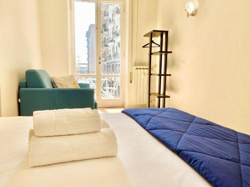 斯培西亚HAB EUROPA的卧室配有床、椅子和窗户。