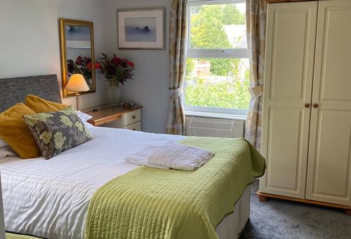 托基Barramore Holiday Apartments的一间卧室设有一张大床和一个窗户。