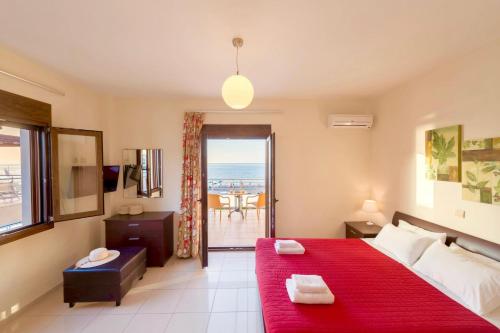 罗希姆诺Villa Avra的一间卧室配有一张床,享有海景