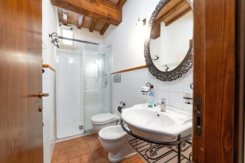 乌尔比诺Ca' Maggetti的一间带水槽、卫生间和镜子的浴室