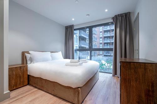 伦敦The Sessile的一间卧室设有一张大床和一个大窗户