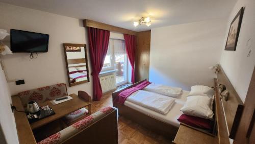 维哥迪法萨Inter Hotel B&B的小房间设有床和镜子