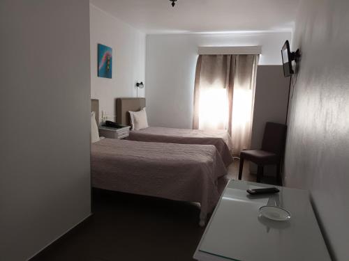 普拉亚达维多利亚布兰科I酒店的酒店客房设有两张床和一张桌子。