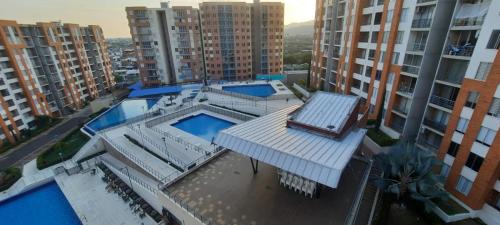 吉拉尔多特Espectacular apartamento de 3 habitaciones con piscina y parqueadero privado Excelente Relacion Precio Calidad Puntaje的享有公寓大楼空中美景,设有游泳池